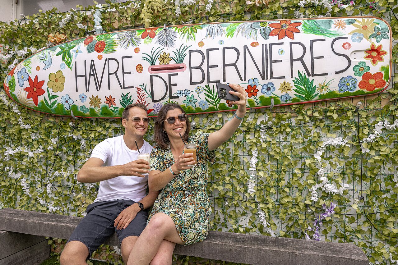 Lachend stel selfie voor bord camping CLICOCHIC Havre de Berni�res (14).