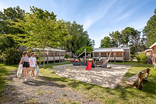 Speeltuin, Stacaravans op camping CLICOCHIC Havre de Bernières in Bernières-sur-Mer.
