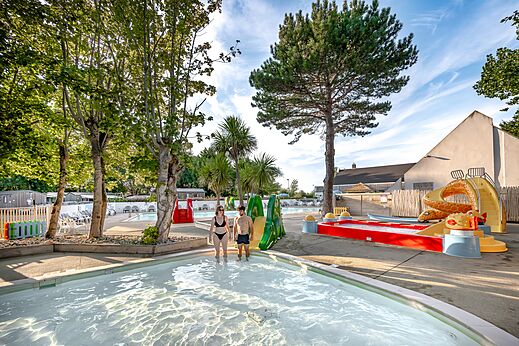 Buitenzwembad, peuterbad en glijbanen op camping CLICOCHIC Havre de Berni�res.