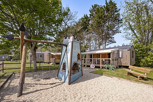 Speeltuin met kasteel en schommel op camping CLICOCHIC Havre de Bernières.