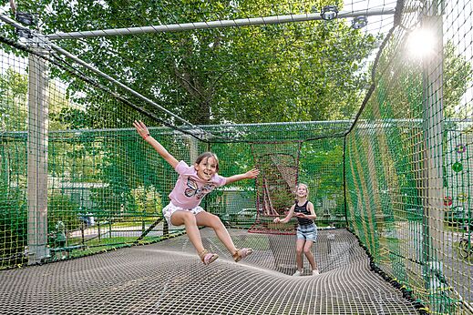 Kinderen spelen op net trampoline op camping CLICOCHIC Havre de Bernières (14).