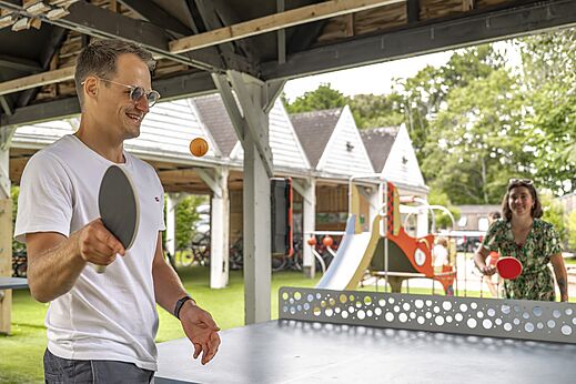 Tafeltenniswedstrijd buiten op camping CLICOCHIC Havre de Bernières.
