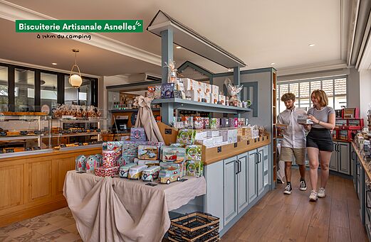 Interieur van de ambachtelijke koekjeswinkel in Asnelles, te bezoeken nabij de camping.