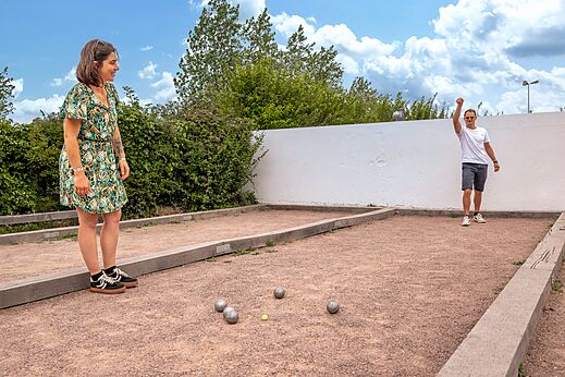 Jeu de boules baan met spelers op camping CLICOCHIC Havre de Bernières (14).