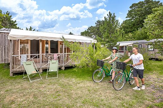 Houten Mobil-home met fietsen op camping CLICOCHIC Havre de Bernières in Bernières-sur-Mer (14).