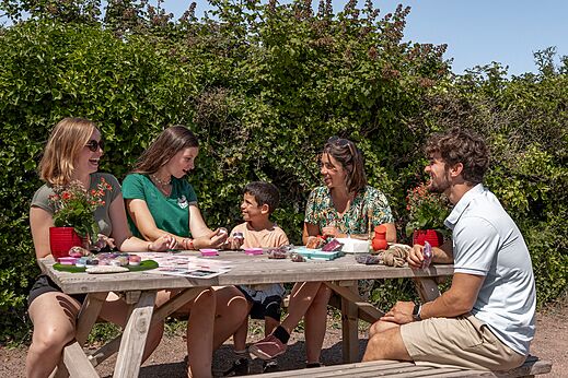 Creatieve familieactiviteit, op camping CLICOCHIC Havre de Bernières in Bernières-sur-Mer (14).
