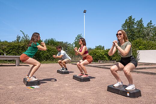 Sportactiviteit met squats op camping CLICOCHIC Havre de Bernières in Bernières-sur-Mer (14).