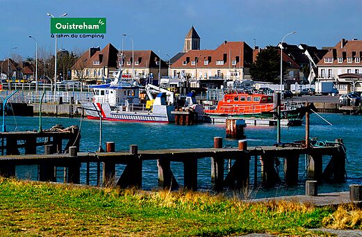 Haven van Ouistreham met vissersboten en gebouwen, kuststad in Normandi�.