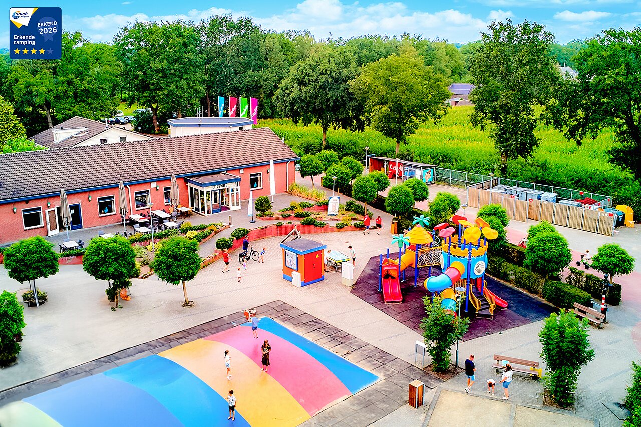 Springkussen, kleurrijke speeltuin en restaurant op camping CAPFUN Heino in Heino.