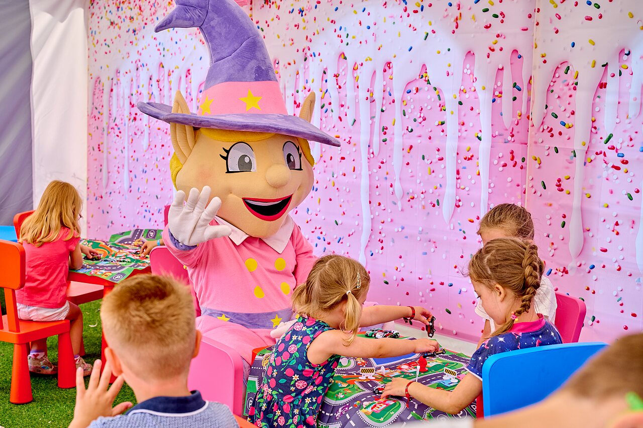 Mascotte en kinderen spelen bordspellen op camping CAPFUN Heino in Heino.