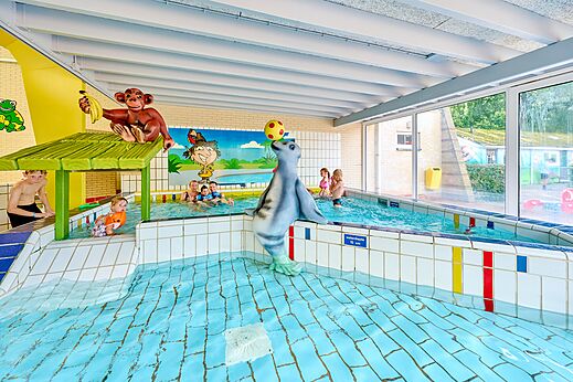 Verwarmd binnenzwembad met waterspellen voor kinderen op camping CAPFUN Heino in Heino.