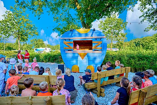 Poppenkastvoorstelling voor kinderen op camping CAPFUN Heino in Heino.