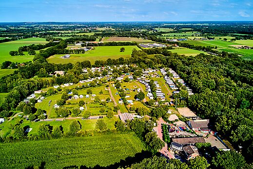 Luchtfoto van de camping met staanplaatsen en stacaravans op camping CAPFUN Heino in Heino.