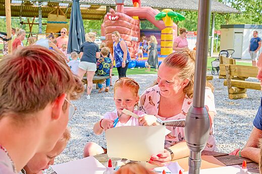 Creatieve activiteit voor kinderen en volwassenen met springkasteel op camping CAPFUN Heino in Heino.