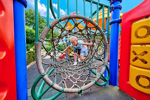 Kind in touwtunnel op speeltuin van camping CAPFUN Heino.
