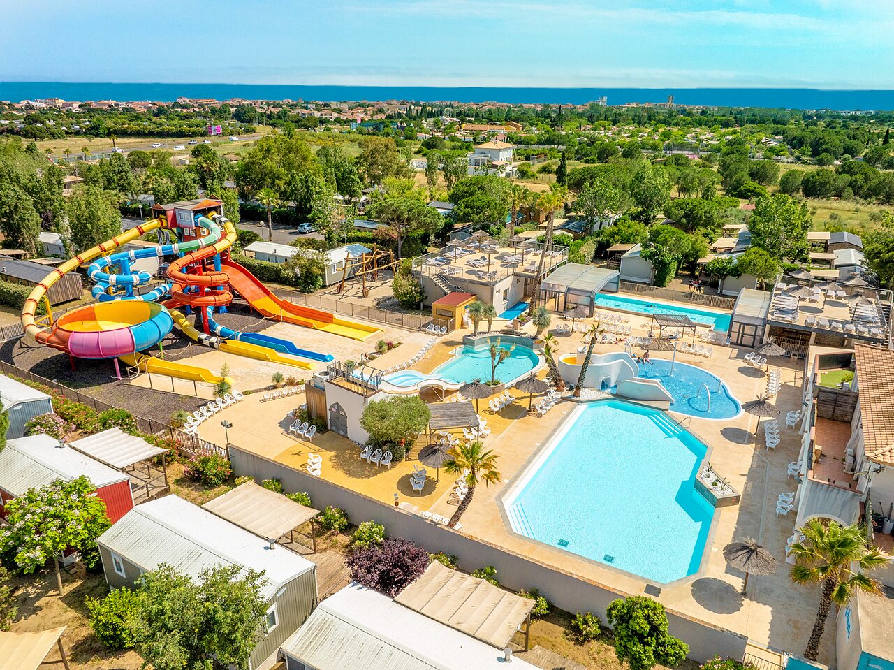 Gigantisch waterpark, kleurrijke glijbanen en buitenzwembaden op camping CAPFUN Hermitage in SERIGNAN (34).