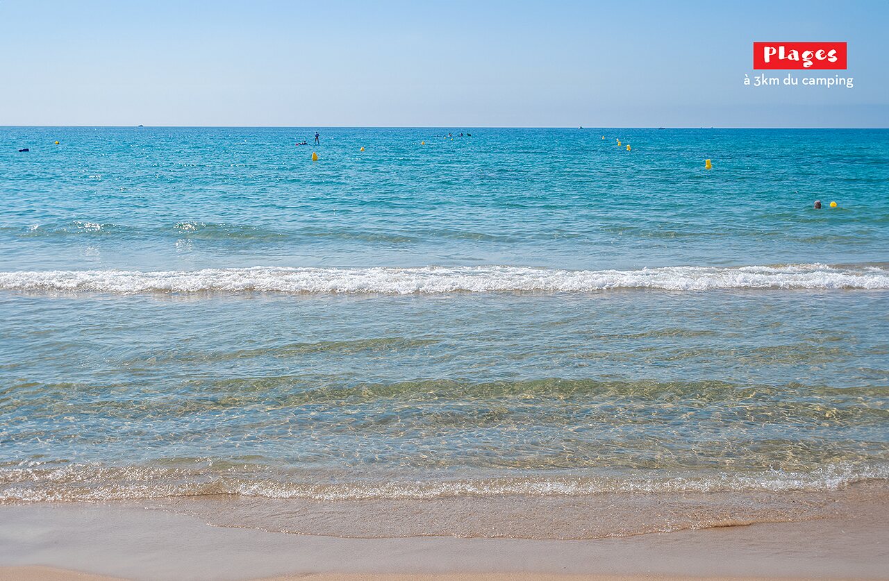 Fijn zandstrand met zwemmers en paddleboarders, op 3km van S�rignan.