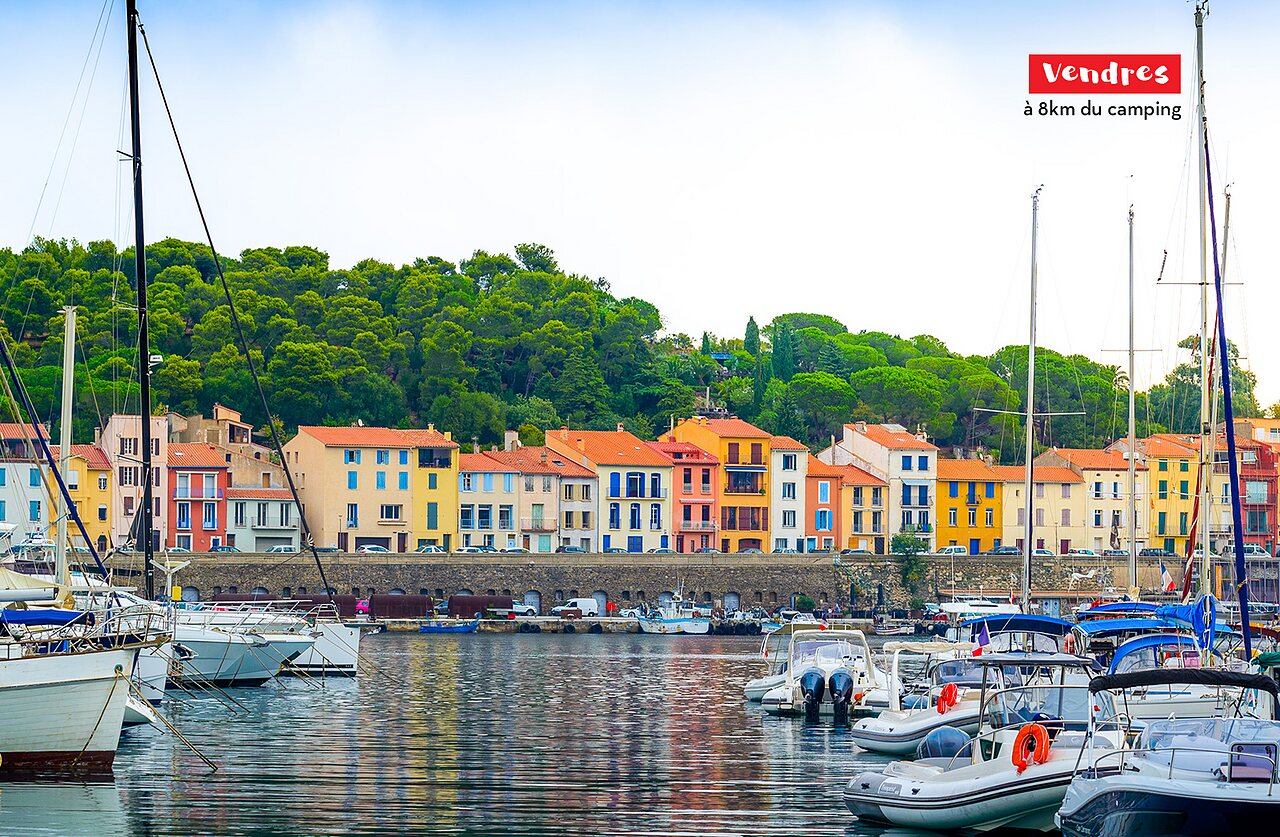 Jachthaven van Vendres met kleurrijke huizen, te bezoeken nabij de camping.