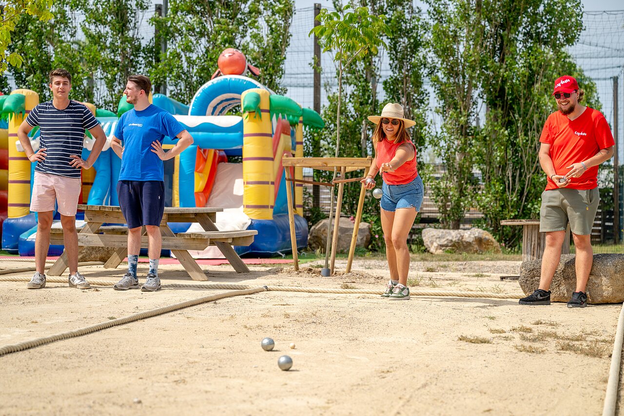 Petanque spel en springkasteel op camping CAPFUN Hermitage in SERIGNAN (34).