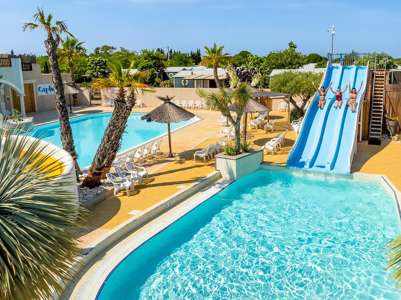 Waterglijbaan en buitenzwembaden op camping CAPFUN Hermitage in SERIGNAN (34).