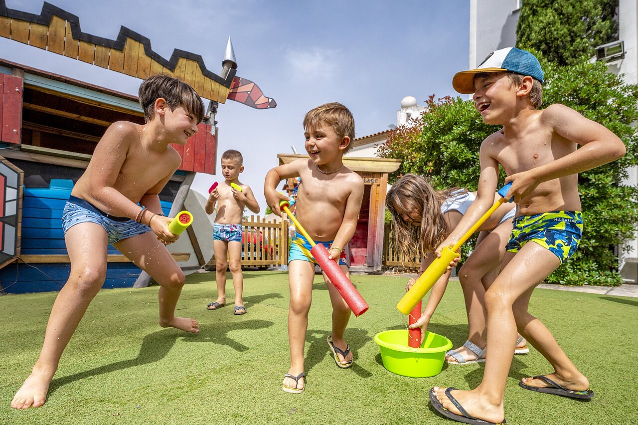 Kinderen spelen waterpistolen, speeltuin, camping CAPFUN Hermitage SERIGNAN (34).