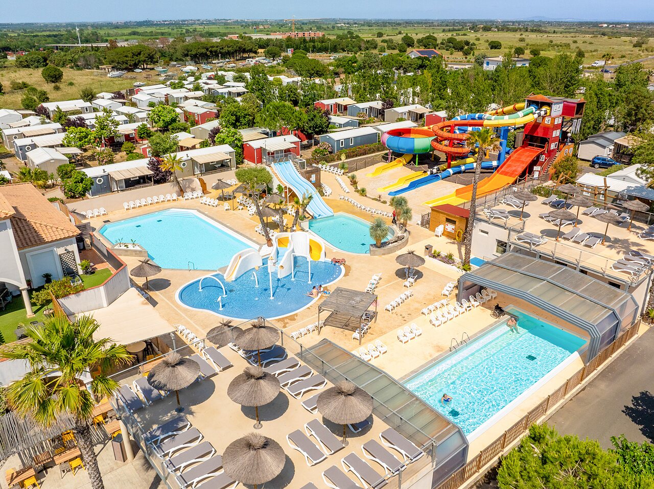Waterpark met gigantische glijbanen, zwembaden en peuterbad op camping CAPFUN Hermitage in SERIGNAN (34).