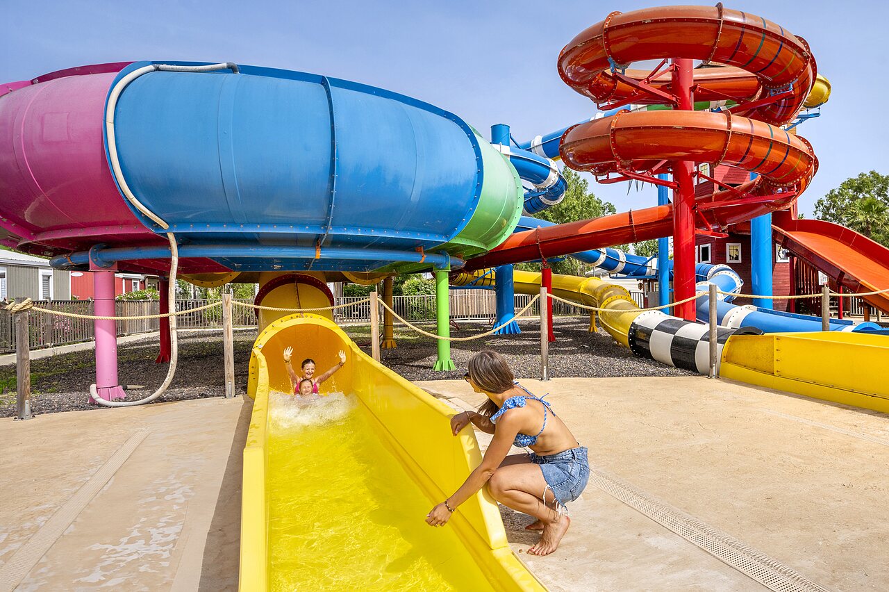 Kleurrijke waterglijbanen, lachende kinderen, waterpark CAPFUN Hermitage, SERIGNAN (34).