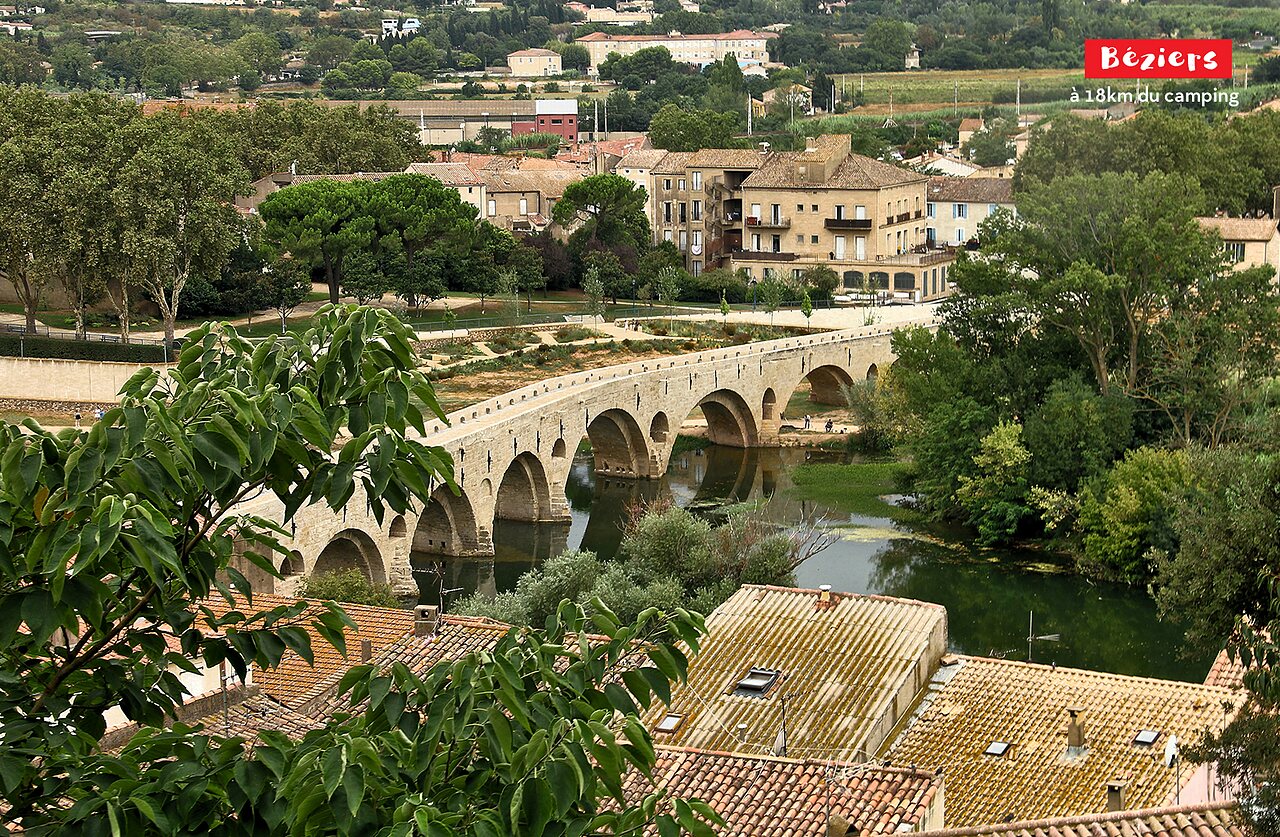 Historische Pont Vieux over de rivier Orb in B�ziers, nabij de camping.