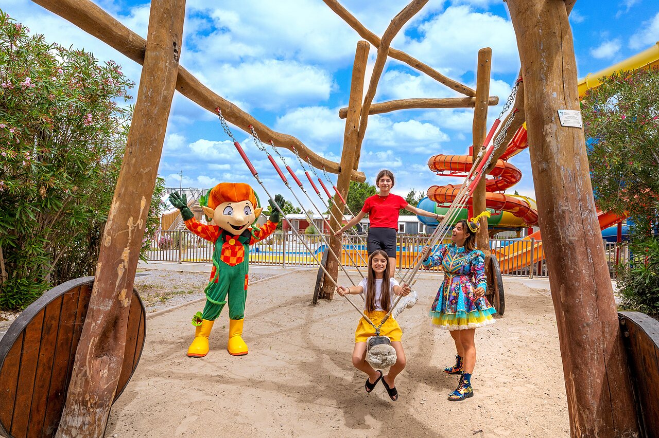 Mascotte, kinderen en animator op speeltuin. Camping CAPFUN Hermitage in SERIGNAN (34).
