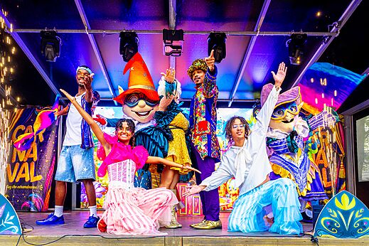 Animatieshow met artiesten en mascottes in kostuums op podium op camping CAPFUN Hermitage in SERIGNAN (34).