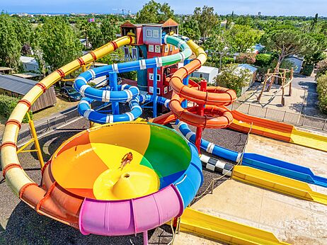 Reusachtige meerkleurige waterglijbanen en trechter op camping CAPFUN Hermitage in SERIGNAN (34).