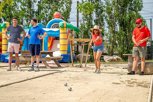 Levendig potje jeu de boules en opblaasbare spellen op camping CAPFUN Hermitage in SERIGNAN (34).