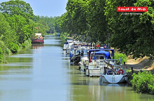 Boten varen op het Canal du Midi, toeristische plek nabij S�rignan.