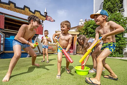 Waterspellen voor kinderen op camping CAPFUN Hermitage in SERIGNAN (34).