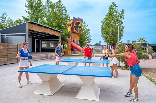 Buiten pingpongtafels en speeltuin op camping CAPFUN Hermitage in SERIGNAN (34).