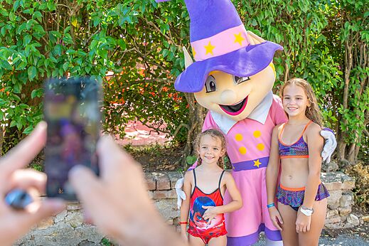 Kinderen poseren met de campingmascotte op CAPFUN Hermitage camping in SERIGNAN (34).