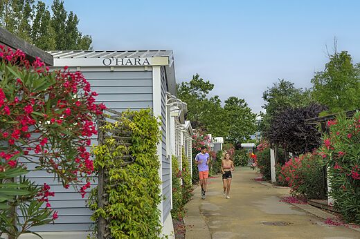 Moderne stacaravans en bloemrijke laan op CAPFUN Hermitage camping SERIGNAN (34).