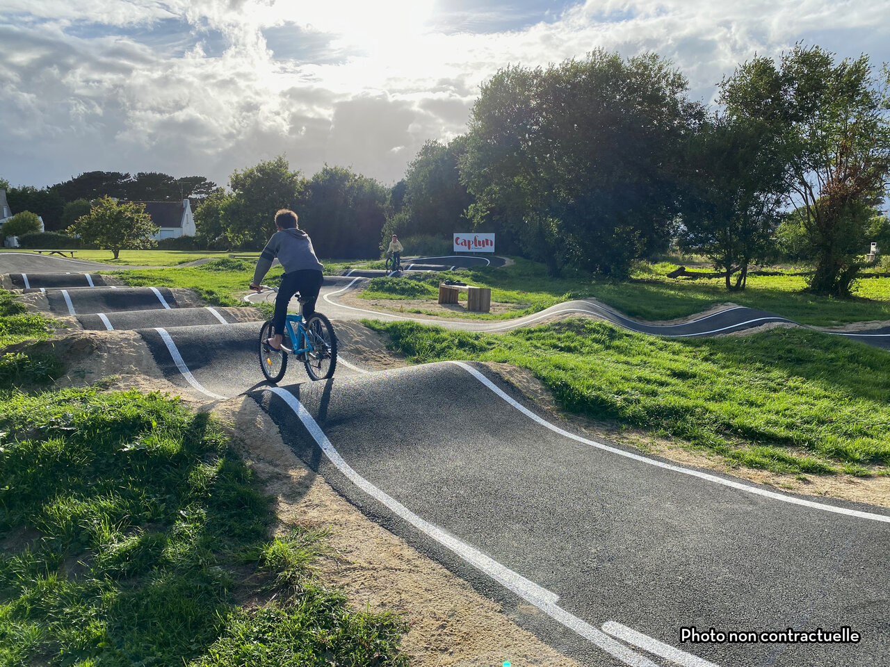 Kind op fiets op moderne pumptrack op camping CAPFUN Hirondelle in Oteppe.