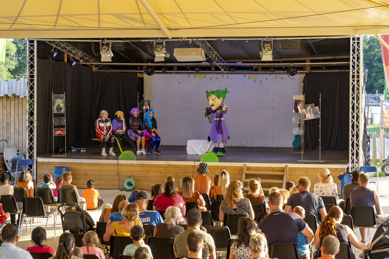 Animatievoorstelling met mascotte en artiesten op camping CAPFUN Hirondelle in Oteppe.