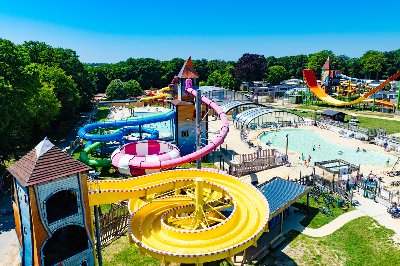 Waterpark met reuzenglijbanen en zwembaden op camping CAPFUN Hirondelle in Oteppe.