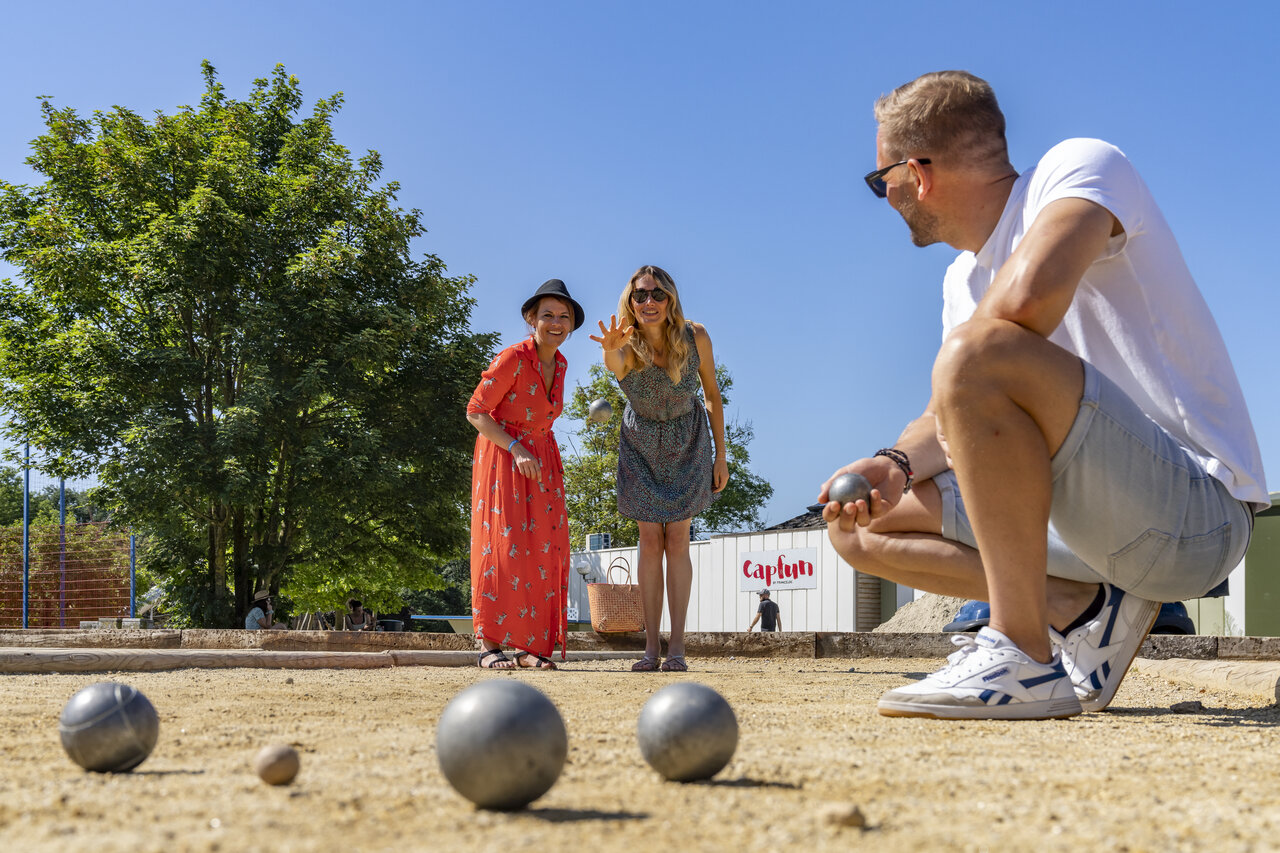Familie speelt jeu de boules op de baan op camping CAPFUN Hirondelle in Oteppe.
