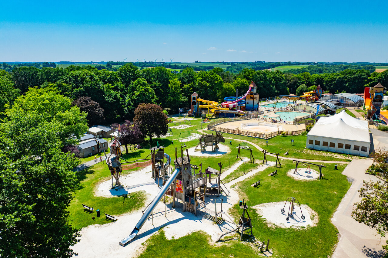 Waterpark, speeltuin en accommodaties op camping CAPFUN Hirondelle in Oteppe.