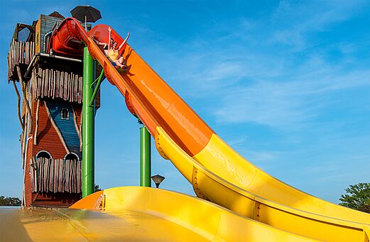 Enorme waterglijbaan met vakantiegangers op camping CAPFUN Hirondelle in Oteppe.