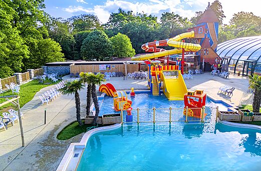 Buitenzwembad met reuzenglijbanen en waterspelen op camping CAPFUN Hirondelle in Oteppe.