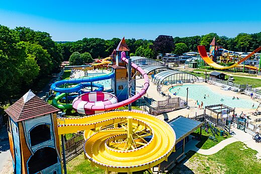 Kleurrijke waterglijbanen en buitenzwembaden op camping CAPFUN Hirondelle in Oteppe.