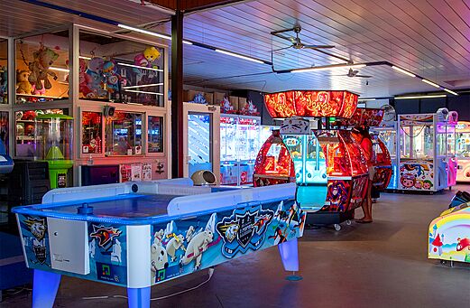 Airhockeytafel en arcade speelautomaten op camping CAPFUN Hirondelle in Oteppe