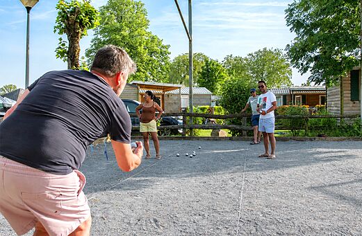 Jeu de boules baan met vakantiegangers spelend op camping CAPFUN Hirondelle in Oteppe.