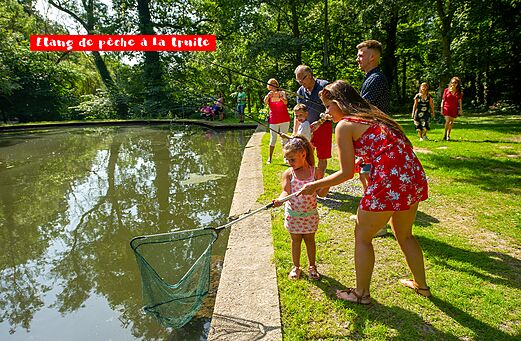 Forelvijver met families en kinderen op camping CAPFUN Hirondelle in Oteppe.