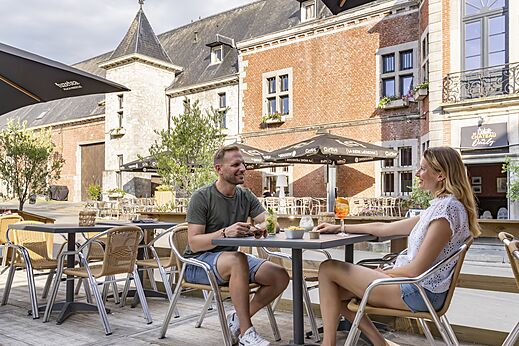 Levendig terras van Kasteel van Oteppe, historische plek nabij de camping.