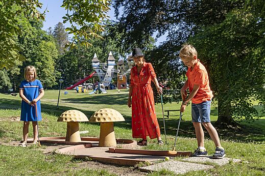 Familie minigolf met kinderen en speeltuin op camping CAPFUN Hirondelle in Oteppe.